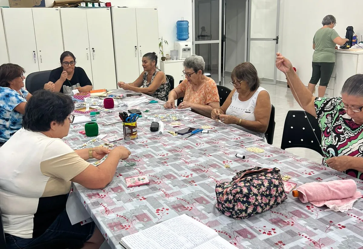 Encontros do NAAB promovem convivência por meio de atividades manuais 