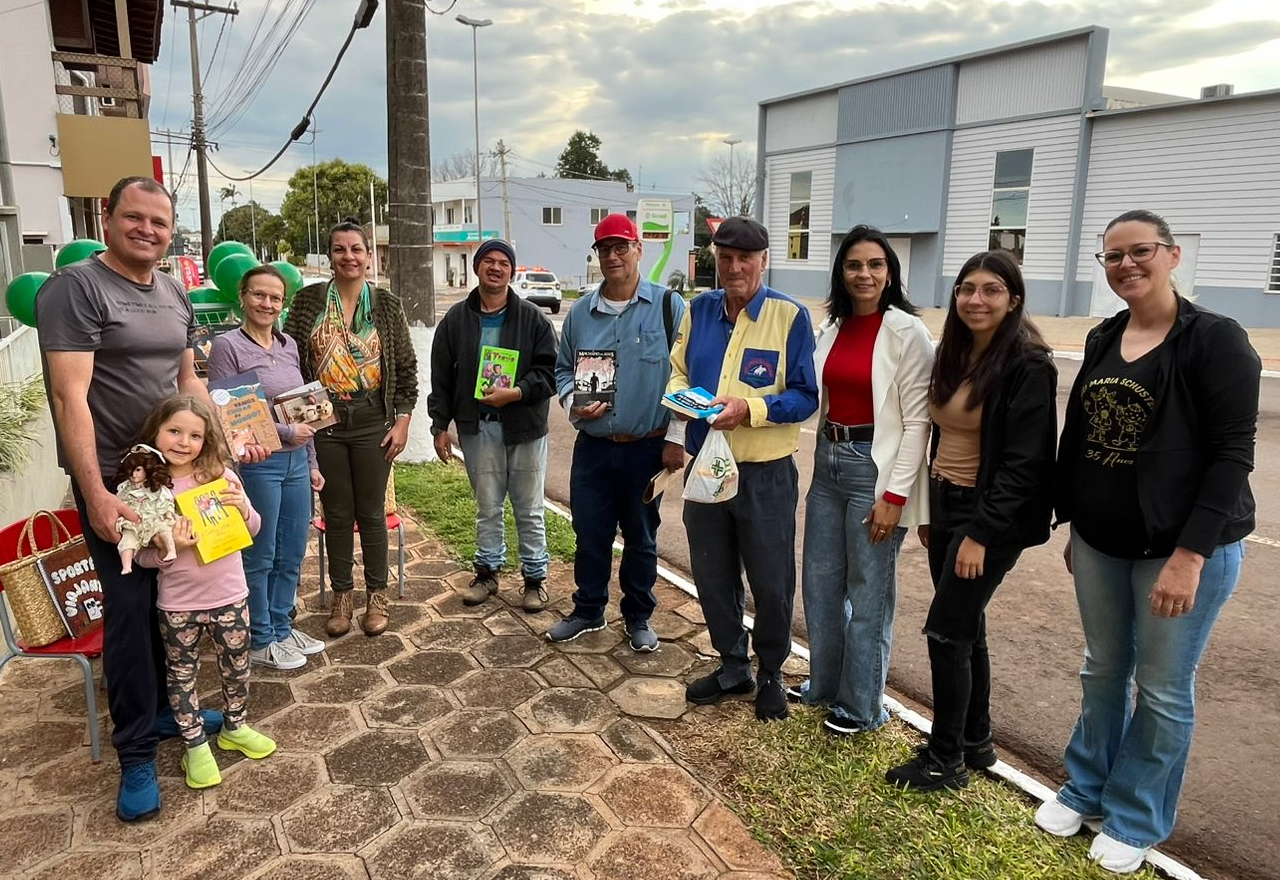 Atividade “Biblioteca ao Ar Livre” convida a comunidade a prestigiar a exposição de livros