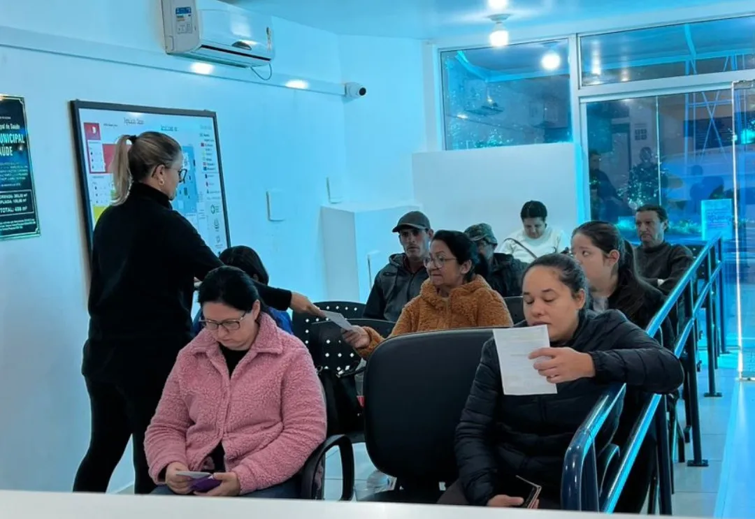 Profissionais de saúde realizam orientações na UBS durante o Abril Verde