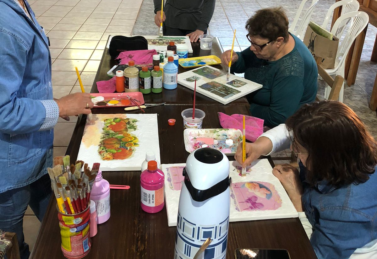 Grupo do NAAB realiza atividade de pintura de telas em Santo Antônio 