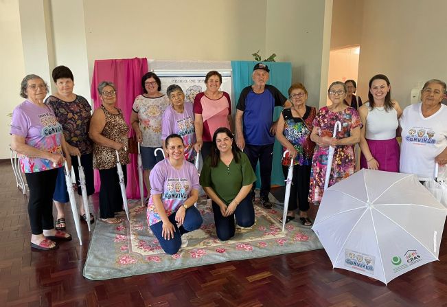 Cras Viver Melhor reliza atividade especial com a distribuição de guarda-chuvas para os integrantes do Grupo Conviver