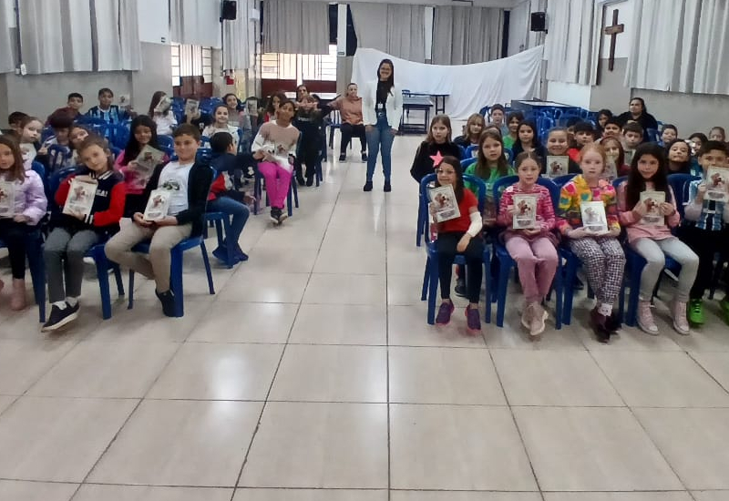 Alunos da Escola Ângelo Furian recebem orientações sobre respeito e cuidado com os animais