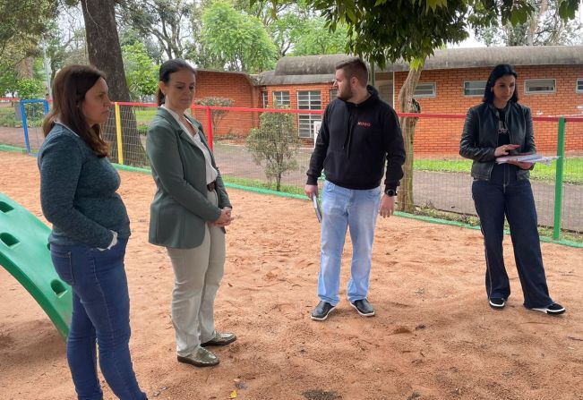 Profissionais avaliam projeto de colocação de grama sintética na Pracinha central 
