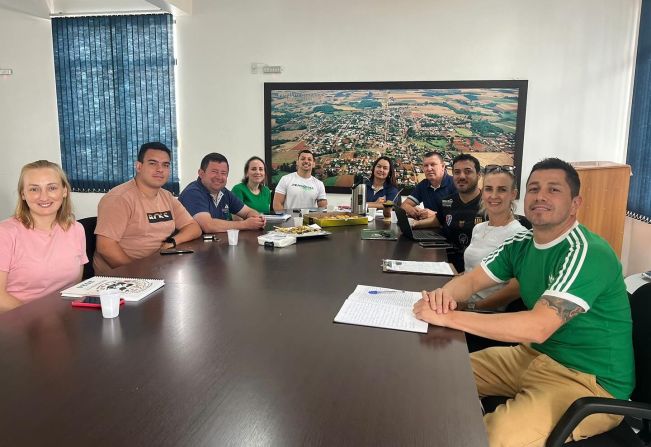 Coordenador do Departamento de Esporte participa de reunião da Amuplam