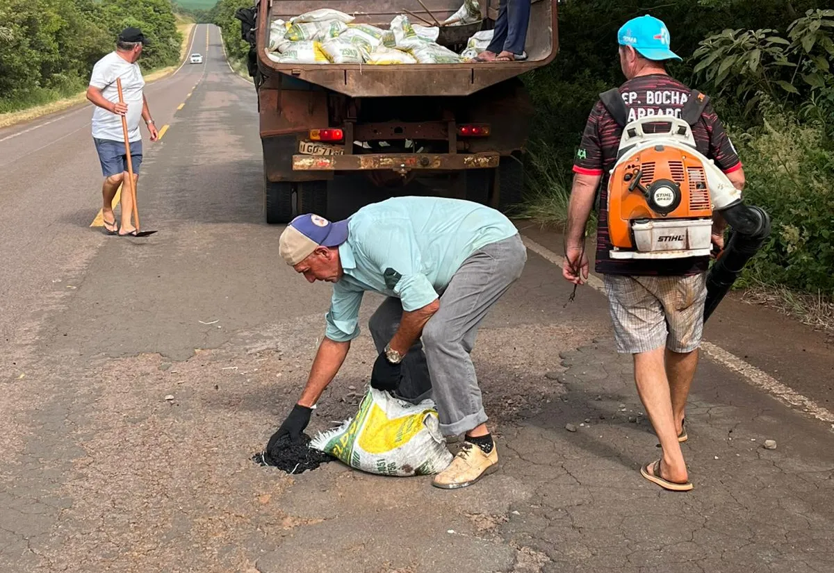 Secretaria de Obras realiza operação tapa-buracos nas ERS-553 e ERS-512