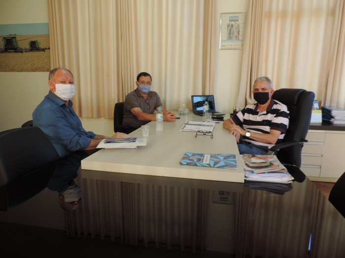 Prefeito recebe presidente da Amuplam