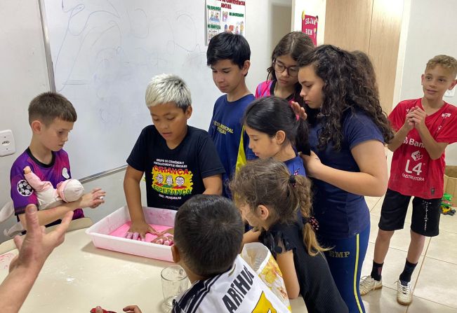Produção de areia movediça pelo Grupo do Criança Esperança do CRAS Viver Melhor