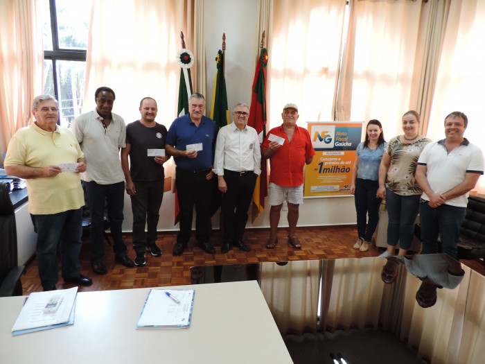 Prefeito entrega cheques do NFG aos sorteados de abril