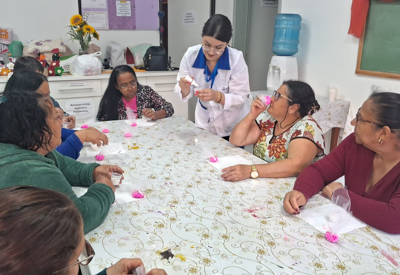 Grupo do PAIF celebra Outubro Rosa com oficina de sachês perfumados