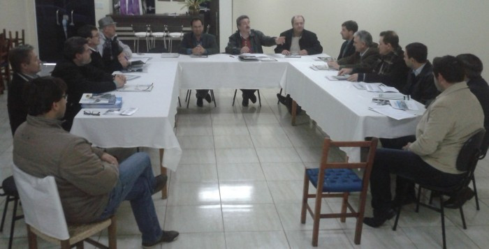 PREFEITO EDUARDO PARTICIPA DE REUNIÃO MENSAL DA AMUPLAM
