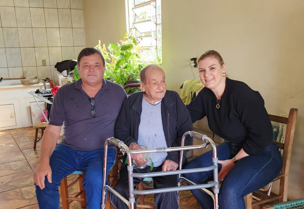 Prefeita Flaviana e vice-prefeito Marcos Villani celebram os 101 anos de João Gabriel Mantovani em Linha Macuglia