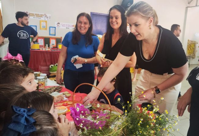 Feira dos pequenos artistas e grande cientistas recebe a visita da Prefeita Flaviana