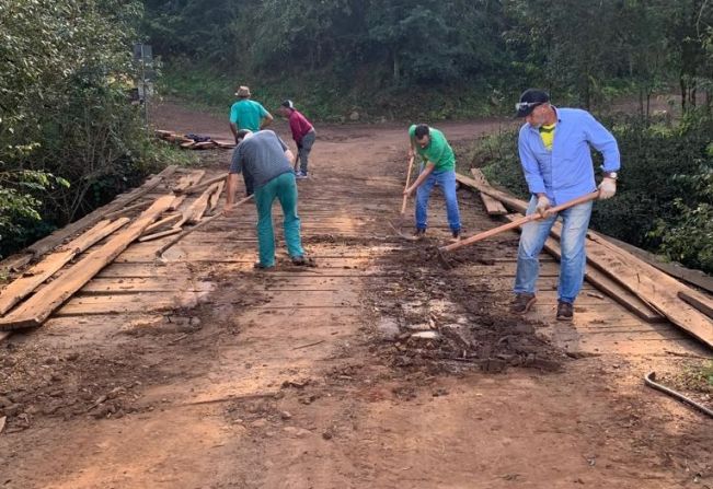 Secretaria de Obras realiza trabalho de conserto de ponte na Linha Pedreira