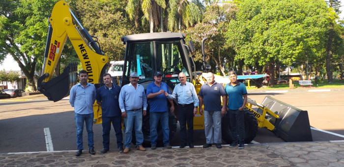 Município recebe retroescavadeira para as Secretarias da Agricultura e Obras