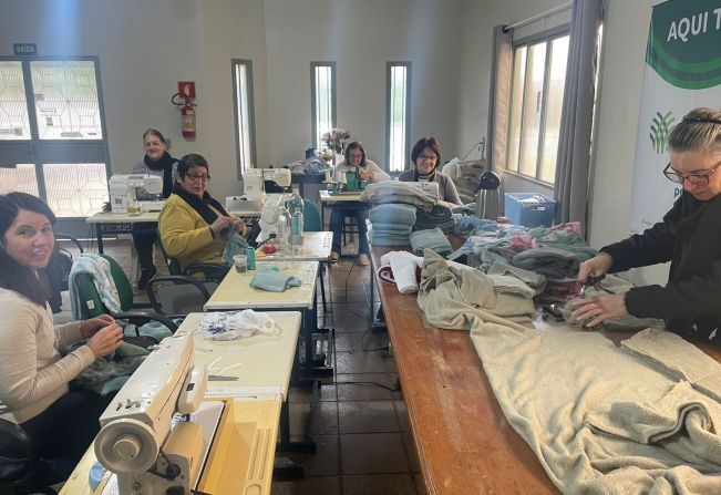 Grupo de mulheres produz pijamas e roupas infantis para pessoas afetadas pelas enchentes 
