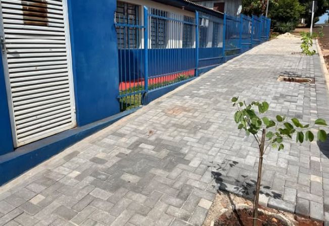Plantio de mudas de árvores em frente à EMP
