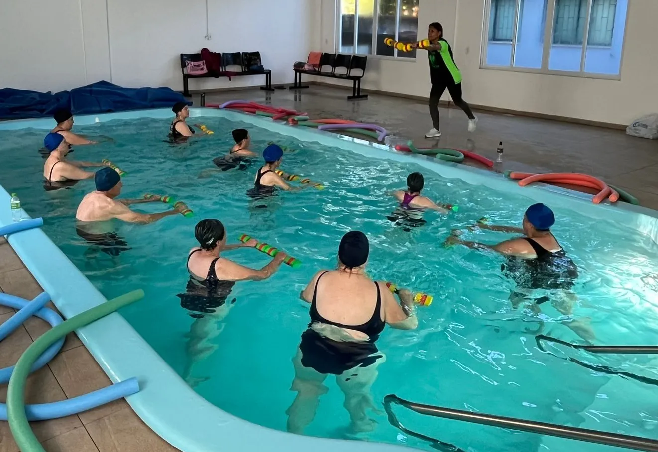 A hidroginástica fortalece o corpo com segurança e bem-estar