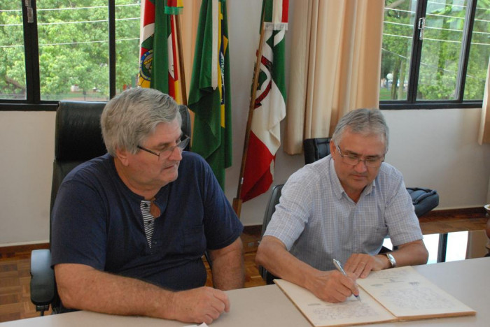 Buzzatti reassume Administração Municipal