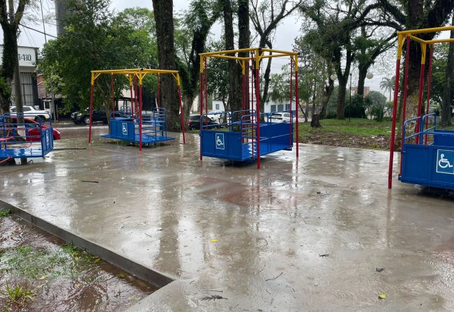 Espaço com brinquedos acessíveis é destinado a crianças com necessidades especiais e alunos da APAE