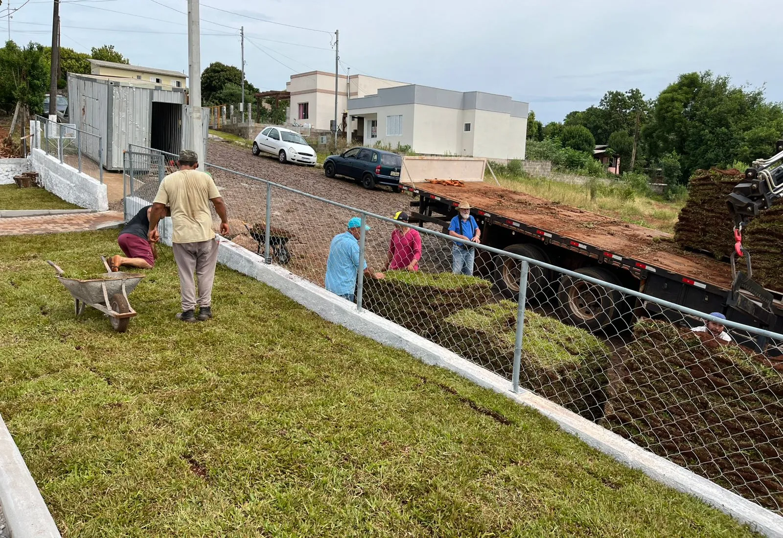 Obras da quadra do Bairro Renascer avançam com instalação do gramado