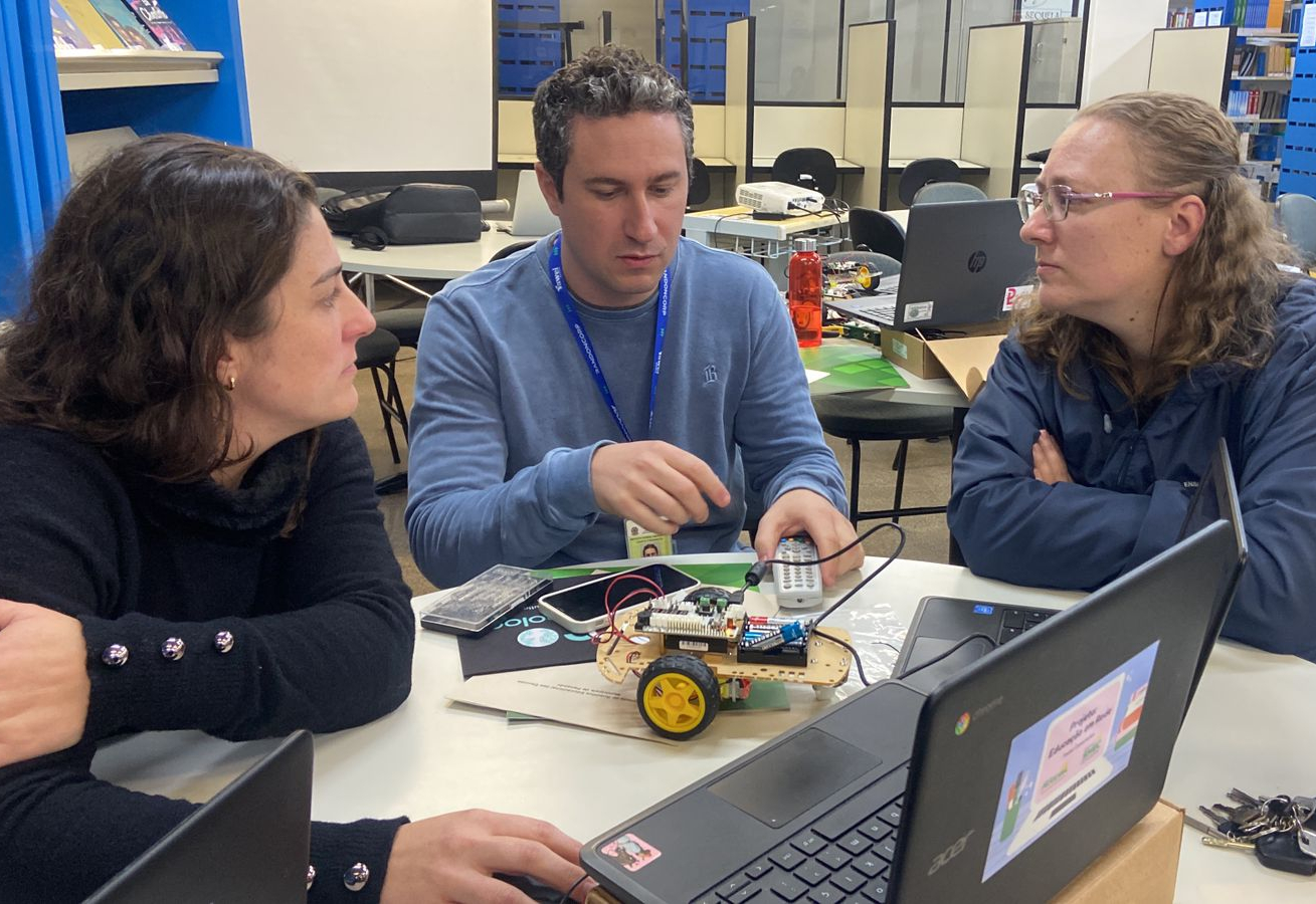 Escola Municipal de Pejuçara participa de formação sobre robótica 
