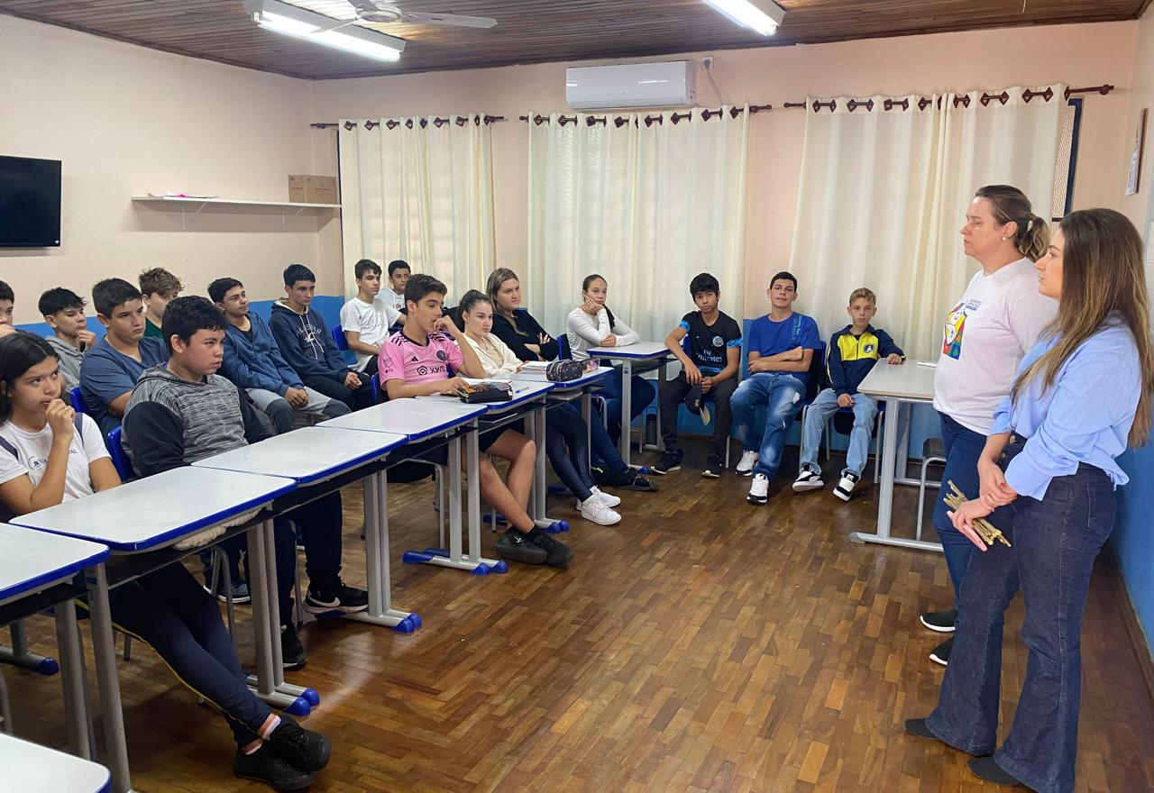 Secretaria de Saúde inicia ciclo de palestras sobre saúde mental em escola municipal