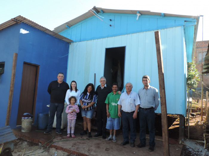 Prefeito entrega casa a família do bairro Renascer