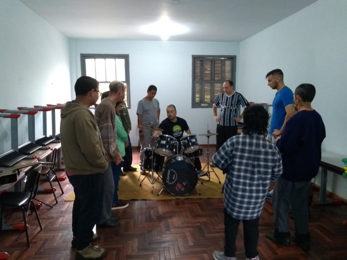 Alunos da Apae tem oficina de música como terapia no Cepib 