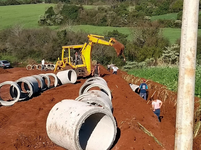 Rede pluvial está sendo instalada em ruas de Conjunto Habitacional