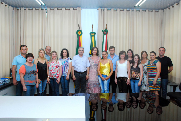 AS NOVAS EQUIPES DIRETIVAS DAS ESCOLAS MUNICIPAIS FORAM EMPOSSADAS