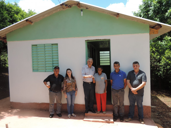 Administração entrega casa á moradora no bairro Modelo