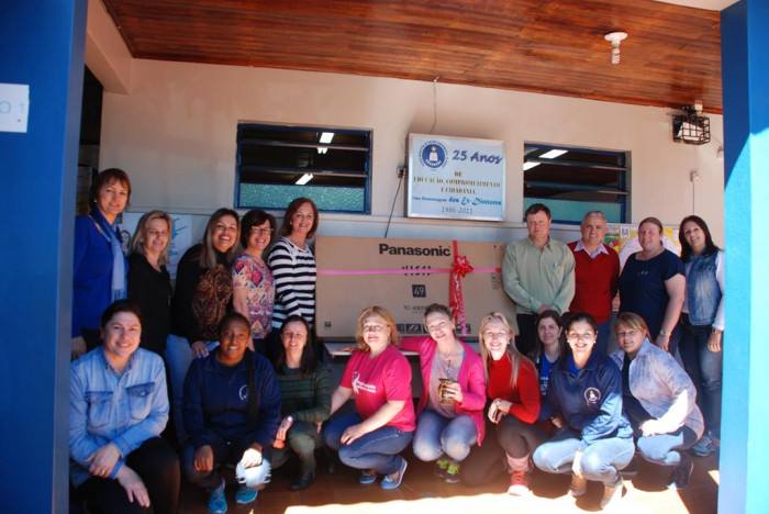Administração entrega Smart TV à Escola Municipal