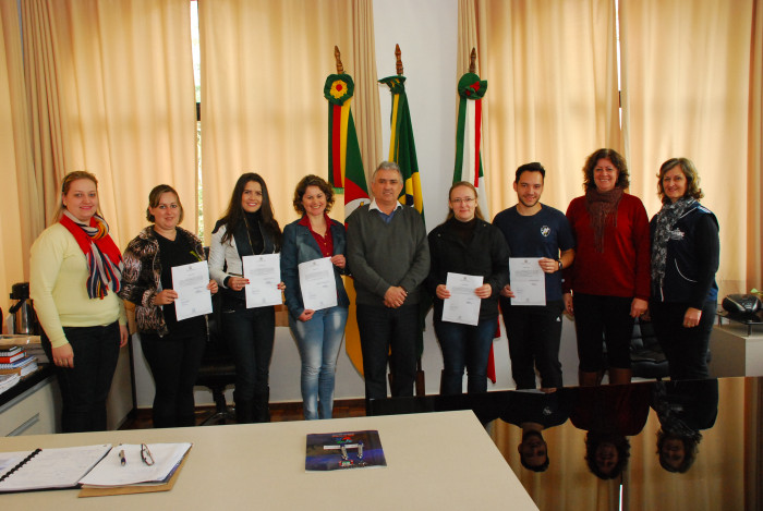 APROVADOS NO CONCURSO PÚBLICO TOMAM POSSE