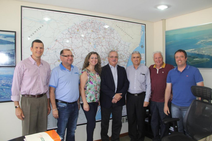 COMITIVA PEDE AUXÍLIO PARA MANTER CONVÊNIO ENTRE ESTADO E HOSPITAL MUNICIPAL