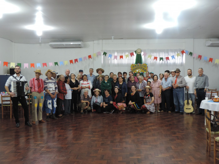 Cras realiza festa junina de integração entre grupos de idosos