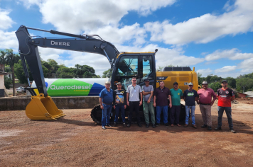 Prefeitura de Pejuçara realiza entrega de escavadeira hidráulica à secretaria de obras
