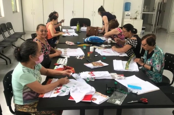 Grupos Acolher e Psicoterapia 2 do NAAB realizam oficinas natalinas