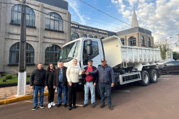 Caminhão avaliado em mais de  R$ 500 mil é entregue à Secretaria de Obras