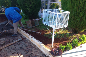 Secretaria de Obras prossegue a instalação das lixeiras no município 