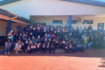 Cartilha sobre Bem-Estar Animal é entregue a alunos da Escola Municipal Pejuçara