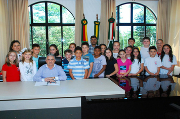 ESTUDANTES FAZEM PESQUISA