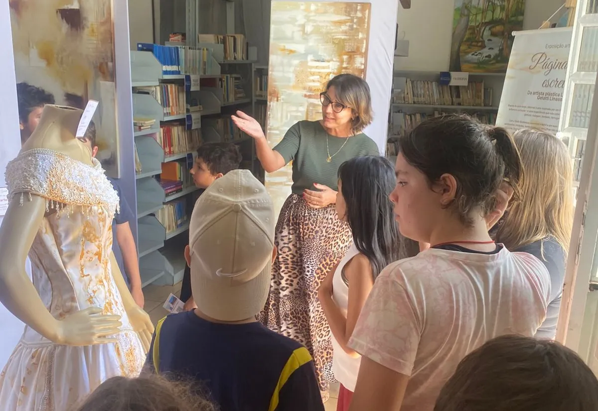 Exposição “Páginas que Escrevi” recebe alunos da Escola Municipal Pejuçara