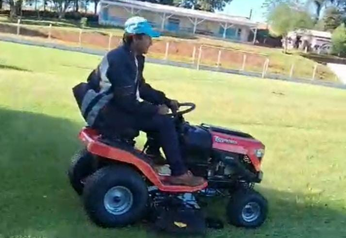 Prefeitura de Pejuçara adquire trator cortador de grama para campos de futebol