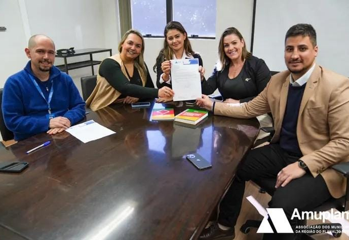 Secretaria Municipal de Cultura representa Pejuçara em agendas na FAMURS