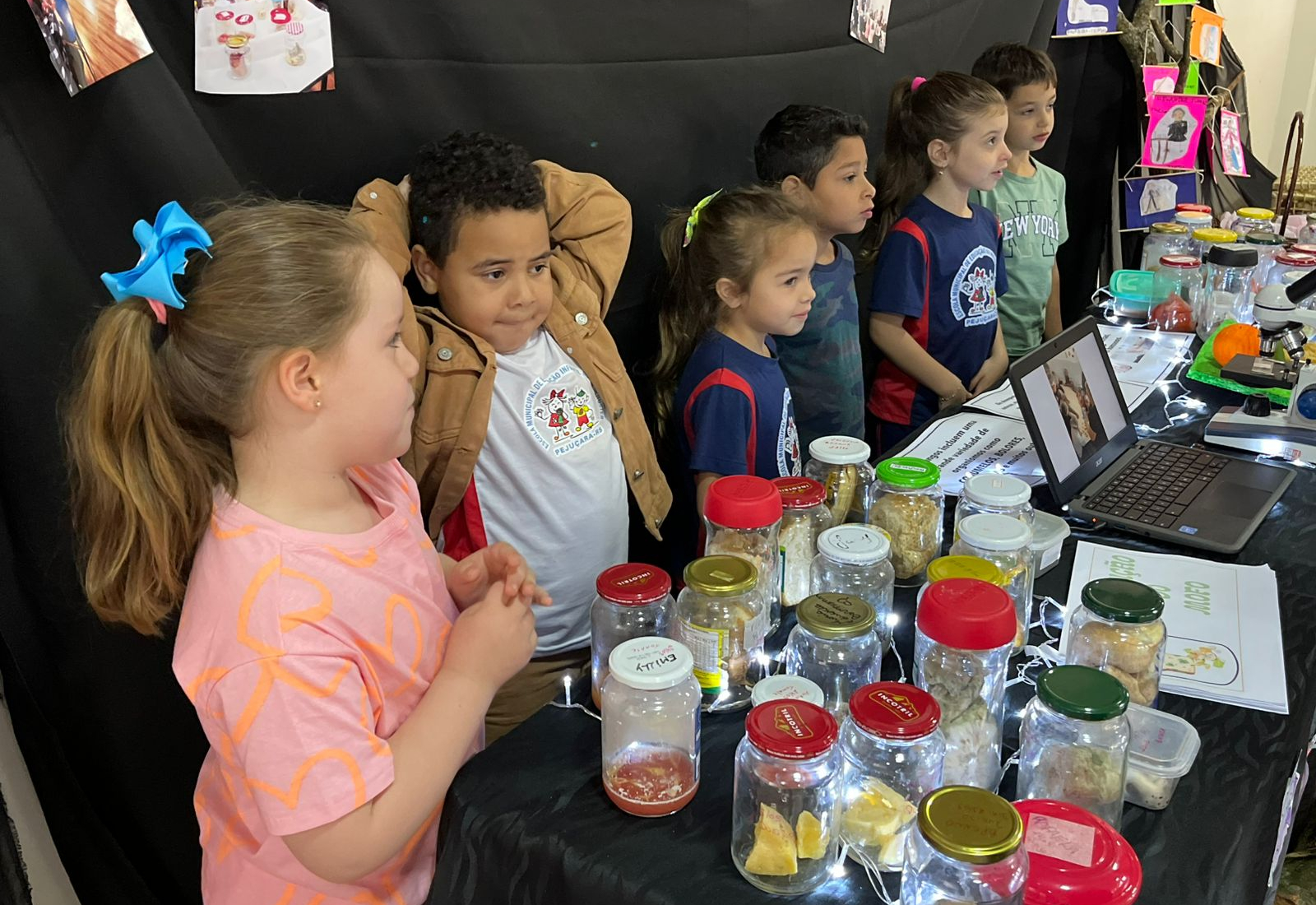 Alunos da EMEI Maria Schuster apresentam projetos na Feira dos Pequenos Artistas e Grandes Cientistas