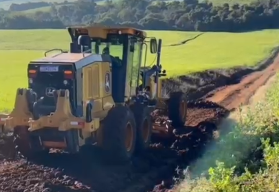 Linha Pedreira recebe manutenção nas estradas