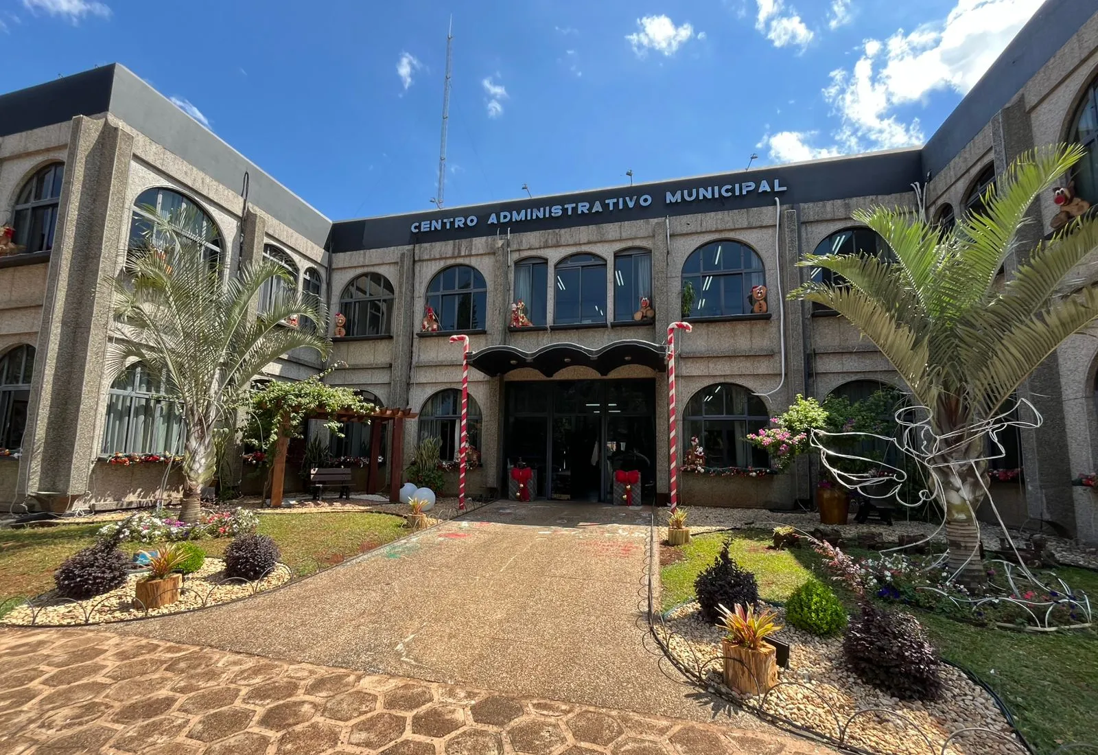 Mutirão de servidores impulsiona a decoração de Natal na Praça Visconde de Rio Branco