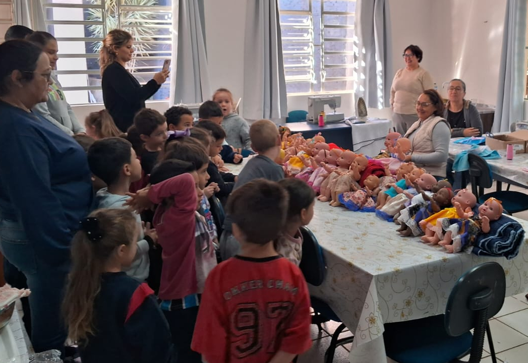 Bonecas ganham nova vida em ação integrada entre CRAS e EMEI Maria Schuster