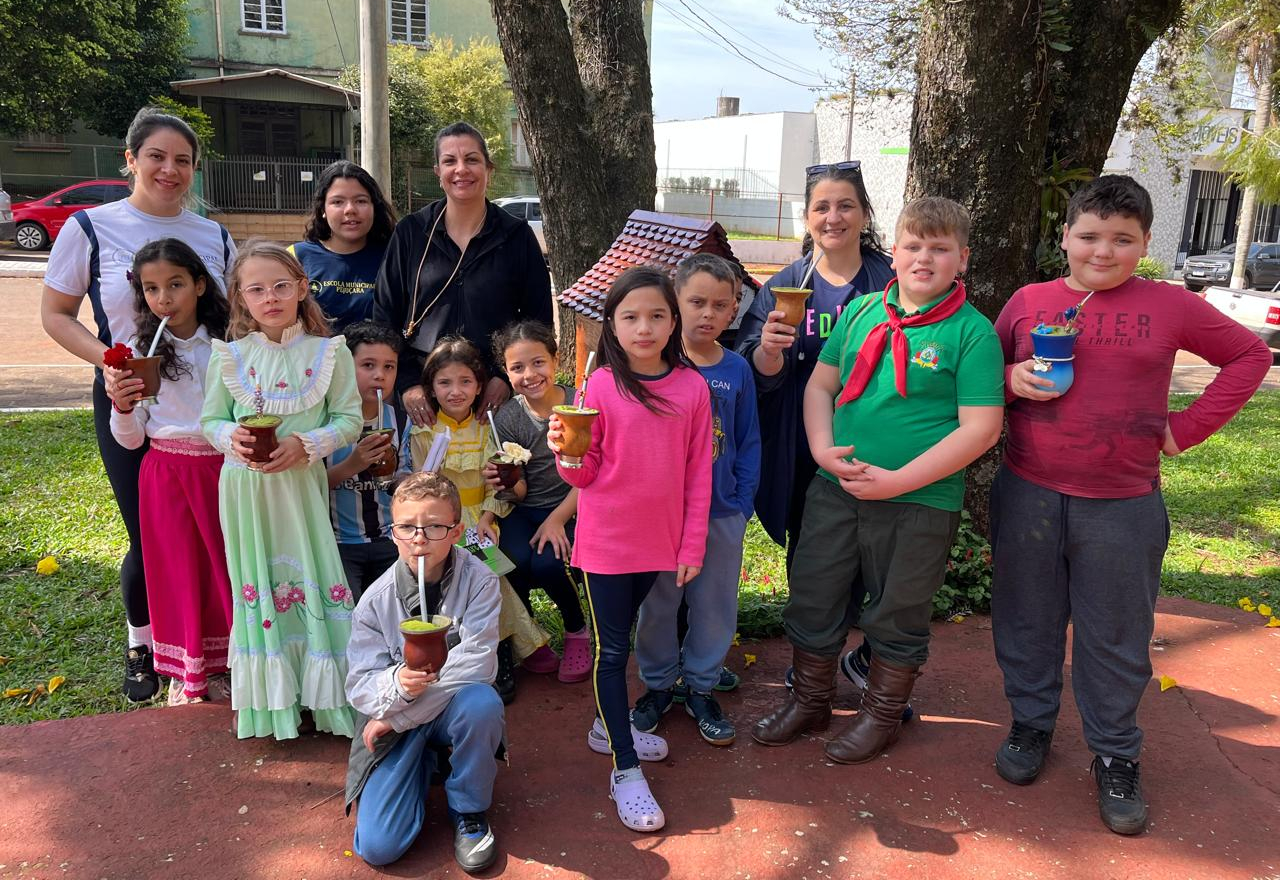 Biblioteca Machado de Assis recebe estudantes em programação especial da Semana Farroupilha