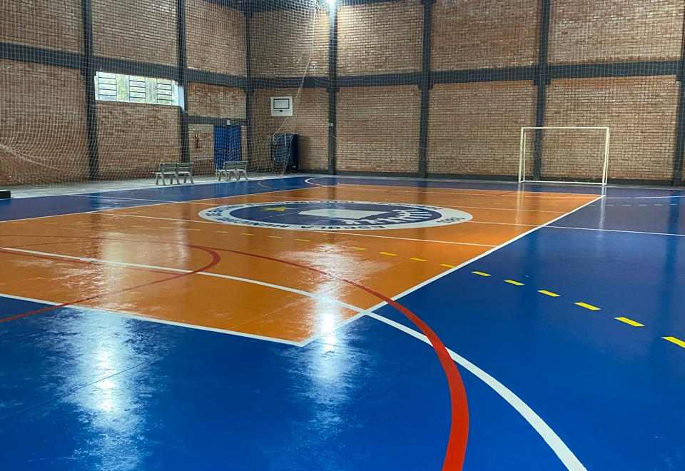Quadra de esportes da Escola Municipal Pejuçara é revitalizada